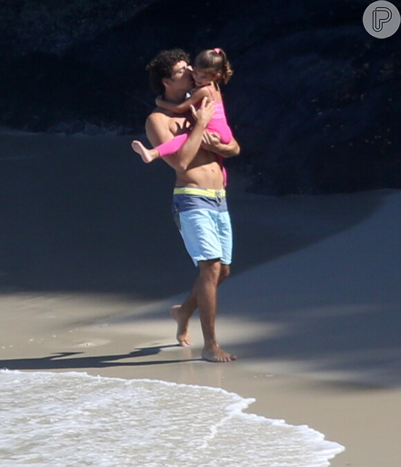 Cauã Reymond passa aniversário com a filha, Sofia, em praia deserta nesta quarta-feira, 20 de maio de 2015