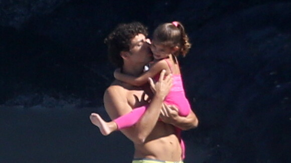 Cauã Reymond passa aniversário com a filha, Sofia, em praia deserta