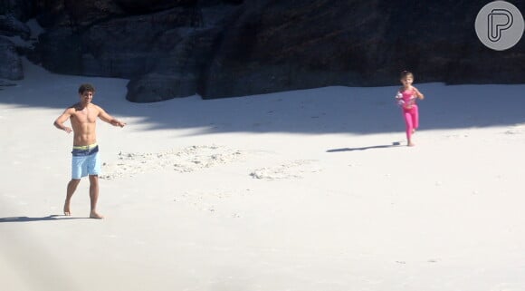 Sofia se divertiu nas areias da praia com um conjuntinho rosa