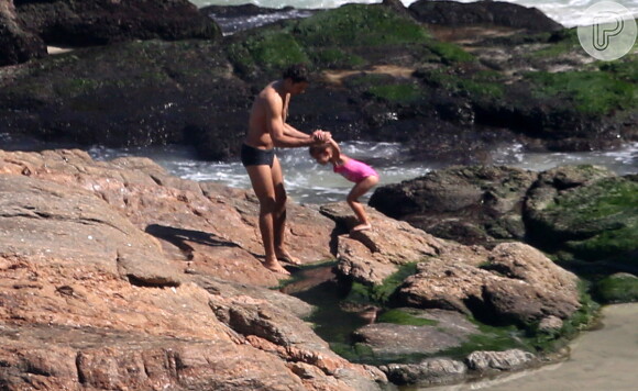 Cauã também ajudou a menina na hora de se refrescarem em uma parte mais rasa da praia