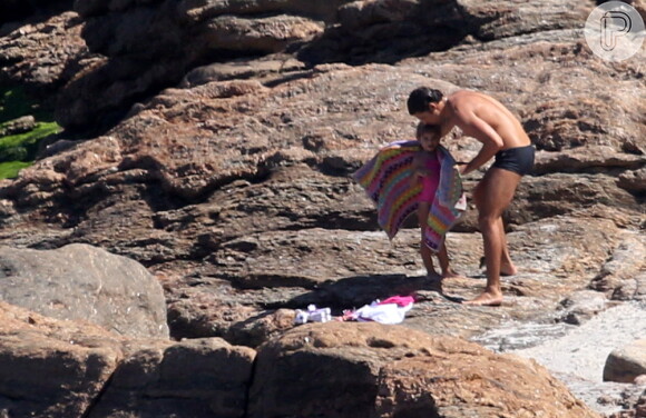 Todo atencioso, Cauã enxuga Sofia depois do mergulho