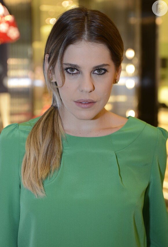 'Amor à Vida': Edith (Bárbara Paz) era garota de programa antes de se casar com Félix (Mateus Solano). A informação foi publicada no jornal 'Extra' de 30 de maio de 2013