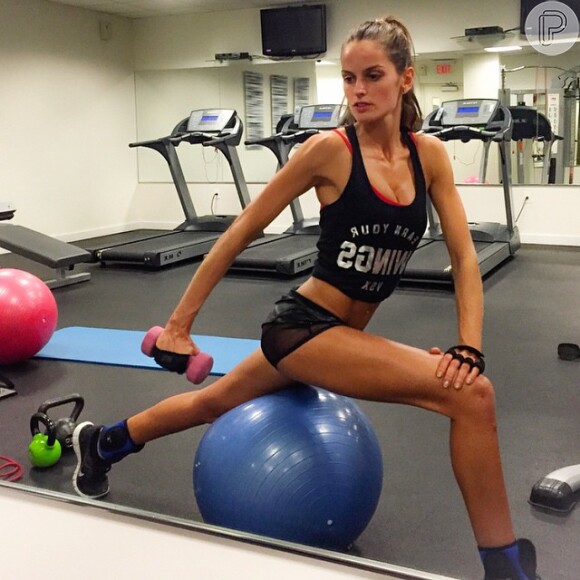 Izabel Goulart treina pesado para manter as pernas torneadas. A modelo procura variar nos exercícios físicos
