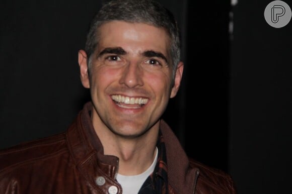 Antes do cabelo enrolar, Giane circulou com um visual grisalho. Chegou a ser comparado a George Clooney