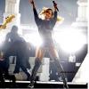 Rihanna sensualizou ao subir ao palco com camisa transparente e botas de cano alto