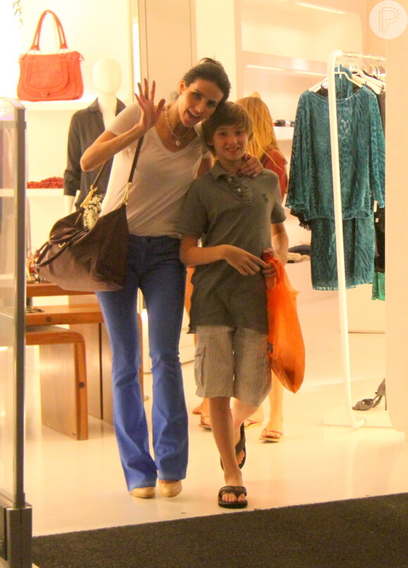 Lisandra Souto e o filho, Yago, acenam para paparazzo em passeio por shopping carioca, em 30 de maio de 2013