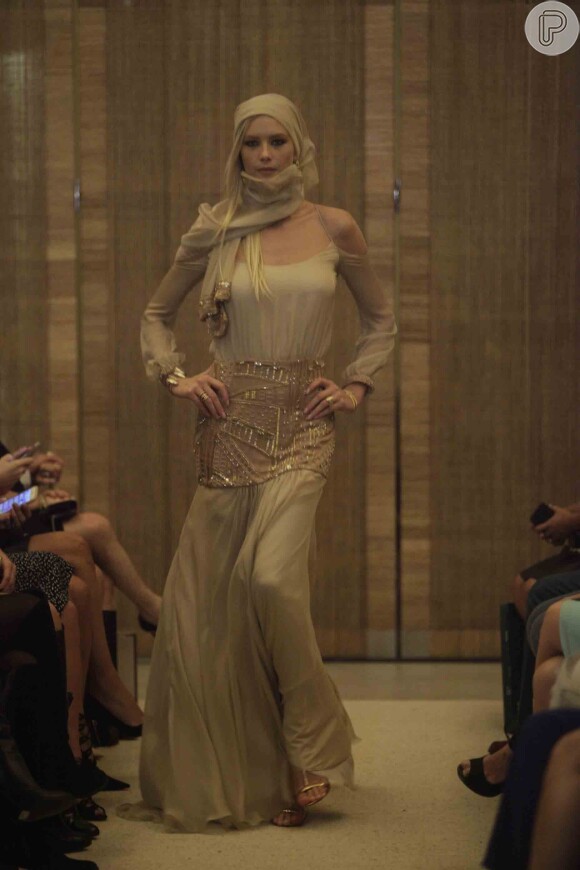 Gianne Albertoni desfila em evento de moda em São Paulo