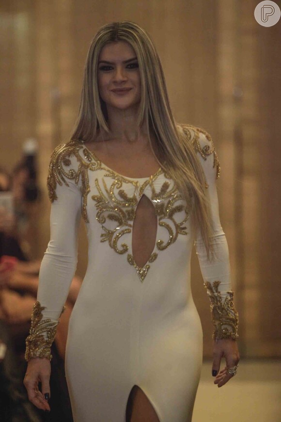 Mirella Santos usa vestido com recorte ao meio para desfilar no evento Casar 2015 em São Paulo