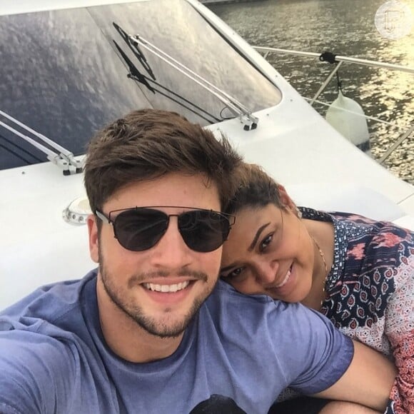 Preta Gil e Rodrigo Godoy fizeram passeio de barco por Dubai, nos Emirados Árabes, nesta quarta-feira, 27 de maio de 2015