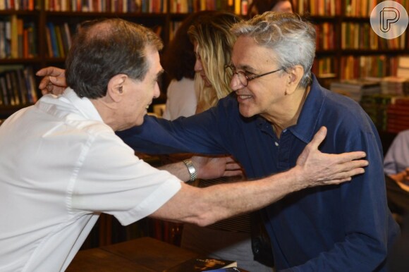 Caetano Veloso e Jorge Mautner se abraçam no lançamento