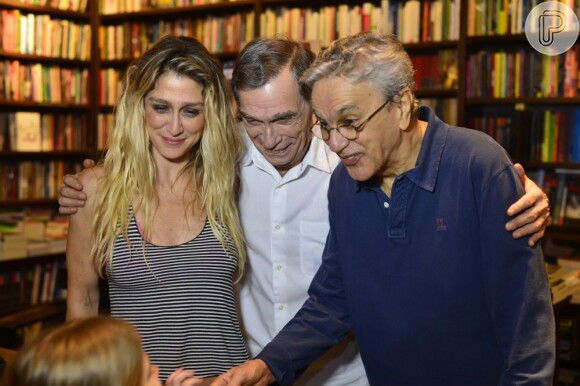 Jorge Mautner posa para foto com a filha, Amora, e o amigo Caetano Veloso