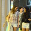 Bruna Marquezine vai às compras com amigos em shopping carioca e escolhe look despojado