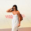 Bruna Marquezine apostou num óculos espelhando Dior para viajar