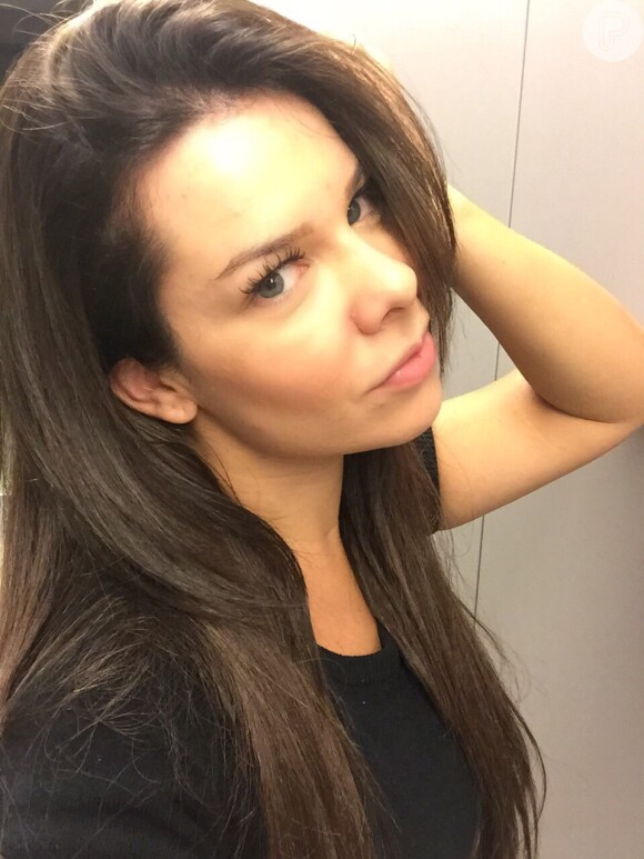 O primeiro passo de Fernanda Souza foi deixar os cabelos mais escuros