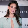 Kendall Jenner também optou por decote ao lançar coleção para o Dia dos Namorados da grife Le Lis Blanc, em São Paulo