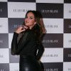 Bruna Marquezine chamou atenção ao escolher um look colado no corpo para o lançamento da grife Le Lis Blanc, em São Paulo