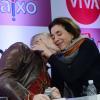 Miguel Falabella beija carinhosamente Marisa Orth durante a coletiva de 'Sai de Baixo'