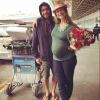 Luana Piovani chegou de viagem nesta sexta-feira, 29 de maio de 2015, e foi recebida com flores pelo marido, Pedro Scooby