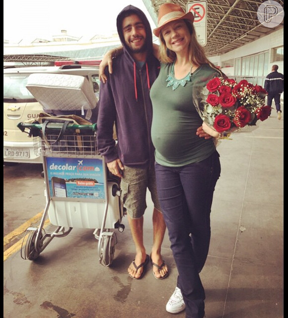 Luana Piovani chegou de viagem nesta sexta-feira, 29 de maio de 2015, e foi recebida com flores pelo marido, Pedro Scooby