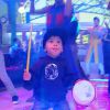 Roque, filho de Regina Casé, de dois anos, toca tamborim no 'Esquenta!'