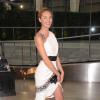 Candice Swanepoel exibe a fenda no vestido e mostra cinturinha fina marcada com um cinto no 'CFDA Fashion Awards'