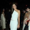 A modelo Alessandra Ambrósio escolhe um vestido branco com decote nas costas para participar do 'CFDA Fashion Awards'