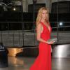 Ireland Baldwin usa vestido vermelho com cauda e decote no 'CFDA Fashion Awards'