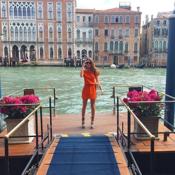 Em Veneza, na Itália, Marina Ruy Barbosa escolheu vestido laranja soltinho, que combinou com sandálias anabela