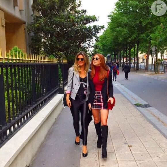 Marina Ruy Barbosa também curtiu dias com a amiga Maria Eduarda Portella Amorim, na cidade de Paris, na França. A atriz apostou em saia xadrez curtinha, blusa de gola e botas de cano longo