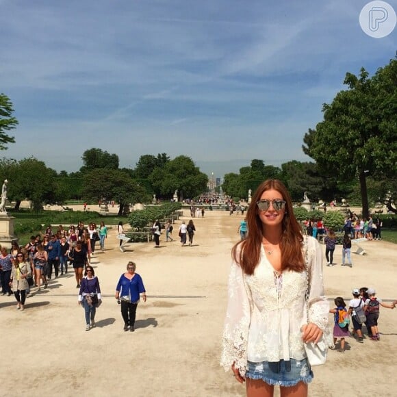 Em passeio durante o dia pela cidade de Paris, na França, Marina Ruy Barbosa optou por um look hippie chic, com bata clara e saia jeans