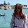 Ainda em Veneza, Marina Ruy Barbosa curtiu passeio com vestido soltinho com bordado inglês