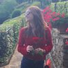 Em um dos últimos momentos da viagem de Marina Ruy Barbosa pela Europa, ela passeou por Florança, na Itália, e escolheu calça jeans, blusa vermelha e scarpin nude