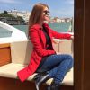 Em mais um dia de passeio de barco em Veneza, na Itália, Marina Ruy Barbosa escolheu calça jeans, combinada a sobretudo vermelho e botas de cano curto pretas