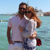 Em Veneza, Marina Ruy Barbosa posou ao lado do namorado, Caio Nabuco. A atriz apostou mais uma vez em sandália anabela