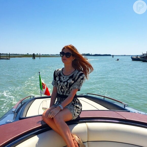 Marina Ruy Barbosa também curtiu passeio de barco por Veneza, na Itália com o mesmo look