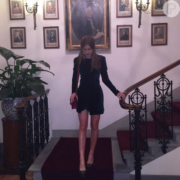 Em Florença, na Itália, Marina Ruy Barbosa usou vestido preto curtinho de mangas compridas
