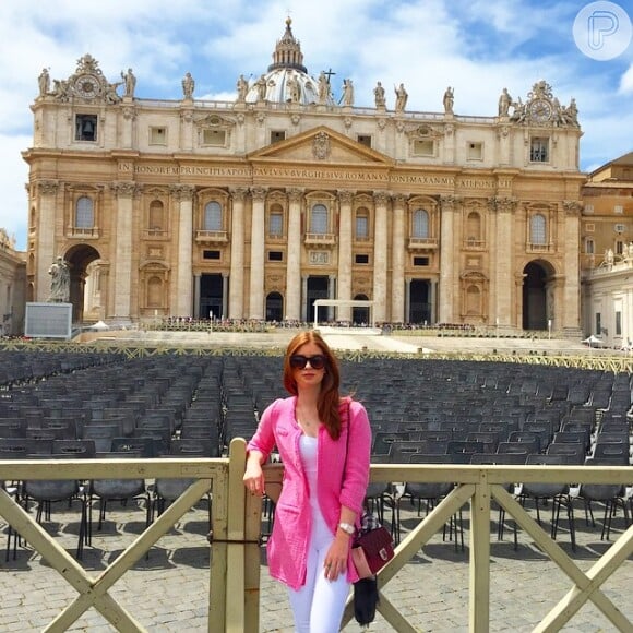 Em sua passagem pelo Vaticano, na Itália, Marina Ruy Barbosa combinou look branco com casaco rosa