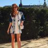 Em outro clique, Marina Ruy Barbosa mostrou mais detalhes do look, composto por vestido branco e casaco azul com aplicações em bordado branco e sandálias anabela