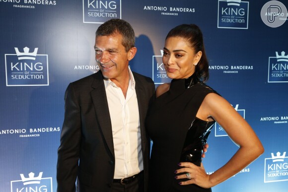 Juliana Paes posa com Antonio Banderas em lançamento de perfume do ator no Rio