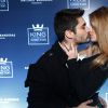 Guilherme Leicam e a namorada, Bruna Altieri, trocam beijos em evento
