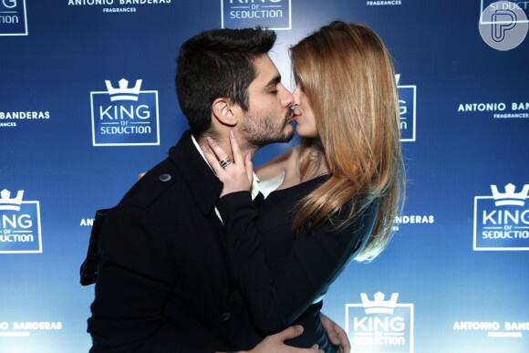Guilherme Leicam e a namorada, Bruna Altieri, trocam beijos em evento