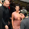 Grávida, Kim Kardashian vai a evento com vestido justo e decotado, nesta terça-feira, 2 de junho de 2015