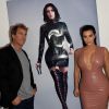 Grávida, Kim Kardashian vai a evento com vestido justo e decotado, nesta terça-feira, 2 de junho de 2015
