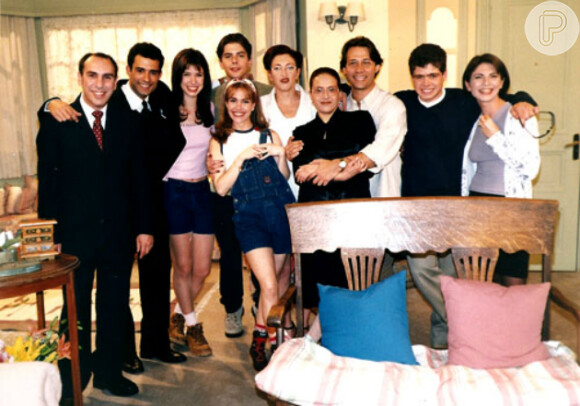 Pasquim também atuou em novelas de outras emissoras, como em 'Mandacaru' (1997) e 'Brida' (1998), ambos na extinta TV Manchete, e 'Chiquititas' (1998), na emissora de Silvio Santos. Na foto, ele aparece com parte do elenco da trama infantil do SBT