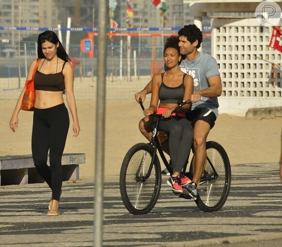 Na trama, Bento, vivido por Dudu Azevedo, vai ensinar a namorada Paula, personagem de Sheron, a andar de bicicleta