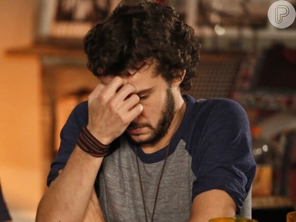 Pedro (Jayme Matarazzo) não consegue disfarçar o ciúme e é hostil com Felipe (Michel Noher), na novela 'Sete Vidas'