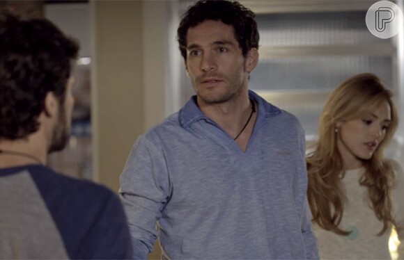 Pedro (Jayme Matarazzo) provoca Felipe (Michel Noher), que se irrita, e os dois brigam diante de Júlia (Isabelle Drummond), na novela 'Sete Vidas', em 17 de junho de 2015