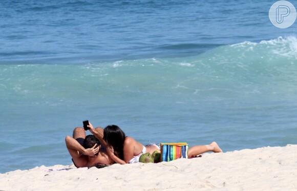 Ricardo Pereira e Francisa Pinto tiram foto deitados na areia