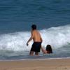 Ricardo Pereira ajuda a mulher grávida, Francisa Pinto, a mergulhar