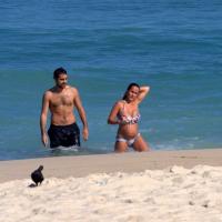 Grávida, mulher de Ricardo Pereira exibe barriga de 4 meses na praia